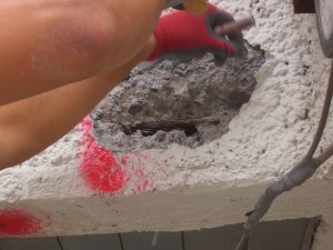 破損箇所の修理の作業の様子