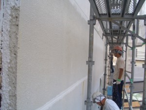 下塗りの作業の様子